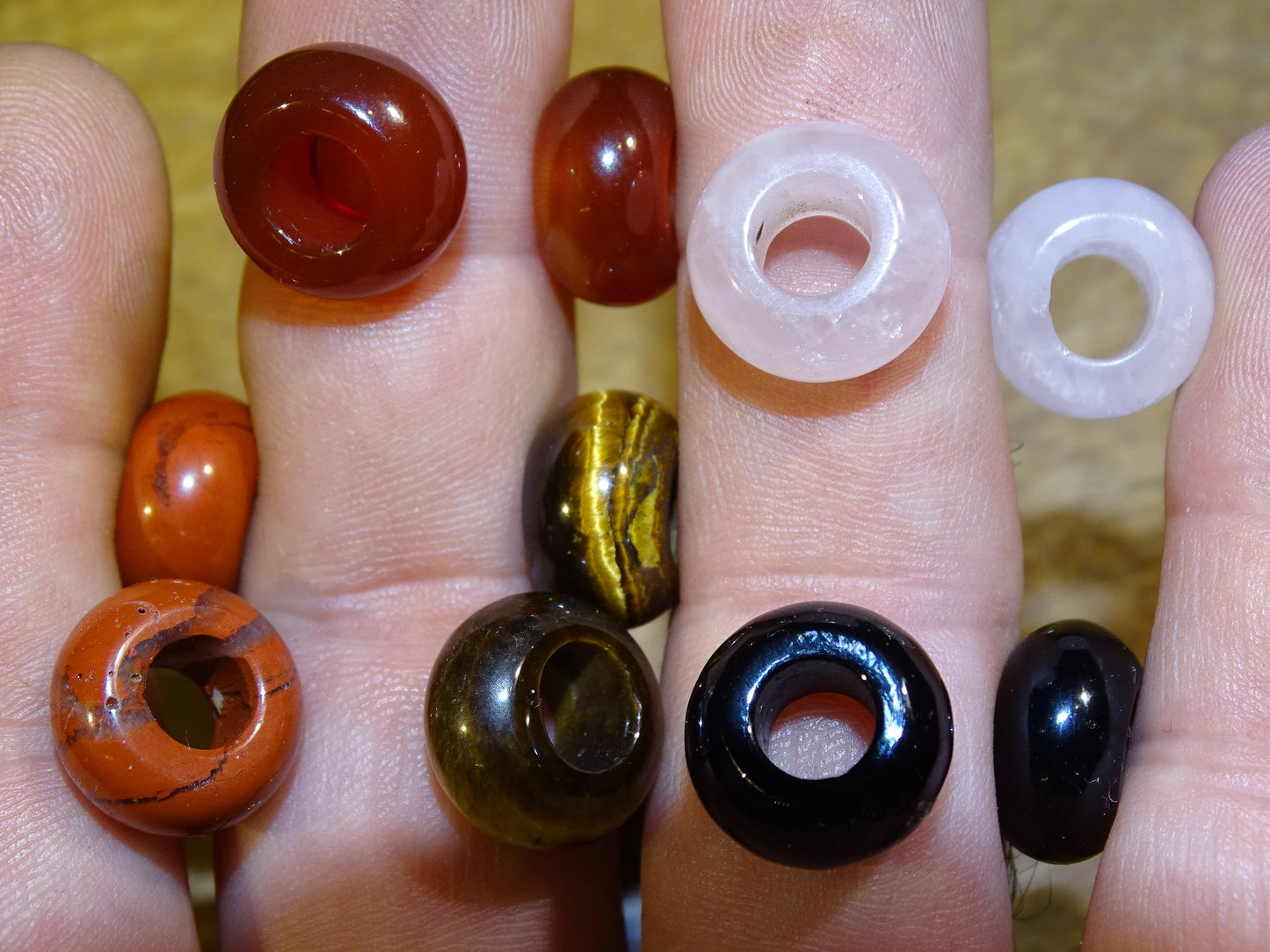 Perles en pierres naturelles de 14 millimètres de diamètre avec un trou d'environ 6 mm. Parfait pour vos projets de bijoux, macramé. Disponible en Sodalite, Œil de Tigre, Quartz Rose, Aventurine, Onyx, Cornaline ou bien en assortiment. Vendu par 10 !