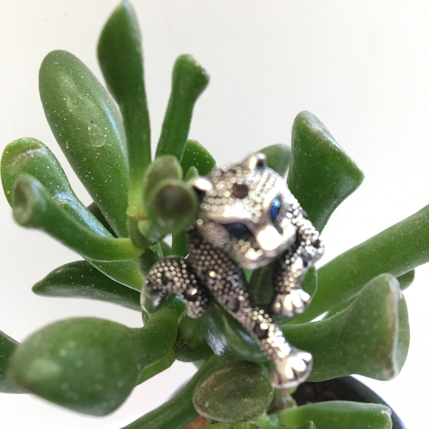 Bague 'panthére', avec incrustation de 2 Saphirs (yeux) et 24 petites pierres facettées, en métal Argent 0.925 ! Belle réalisation, article de seconde main !