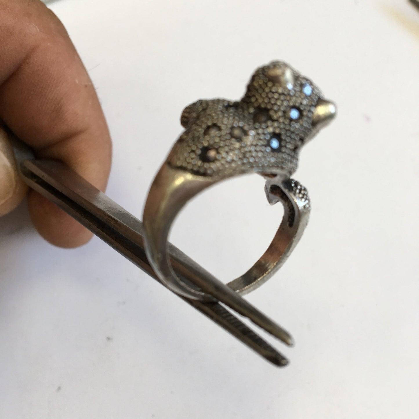 Bague 'panthére', avec incrustation de 2 Saphirs (yeux) et 24 petites pierres facettées, en métal Argent 0.925 ! Belle réalisation, article de seconde main !