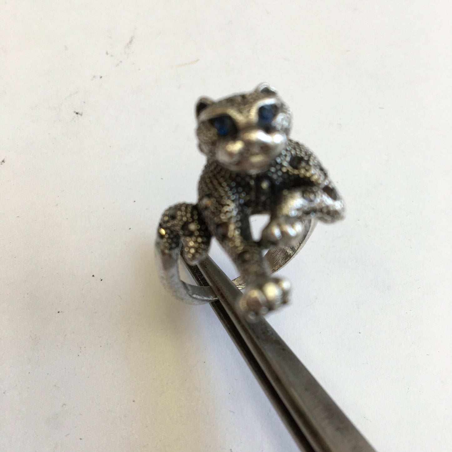 Bague 'panthére', avec incrustation de 2 Saphirs (yeux) et 24 petites pierres facettées, en métal Argent 0.925 ! Belle réalisation, article de seconde main !