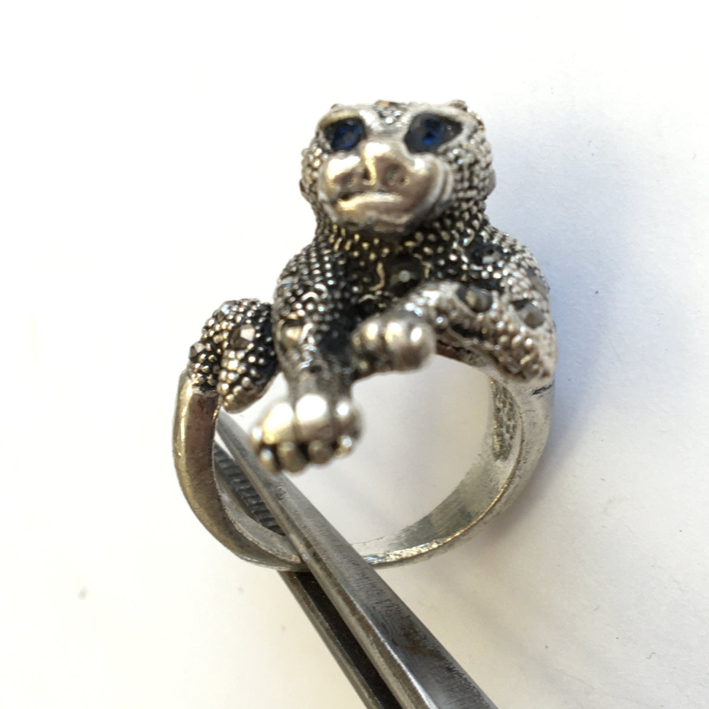 Bague 'panthére', avec incrustation de 2 Saphirs (yeux) et 24 petites pierres facettées, en métal Argent 0.925 ! Belle réalisation, article de seconde main !