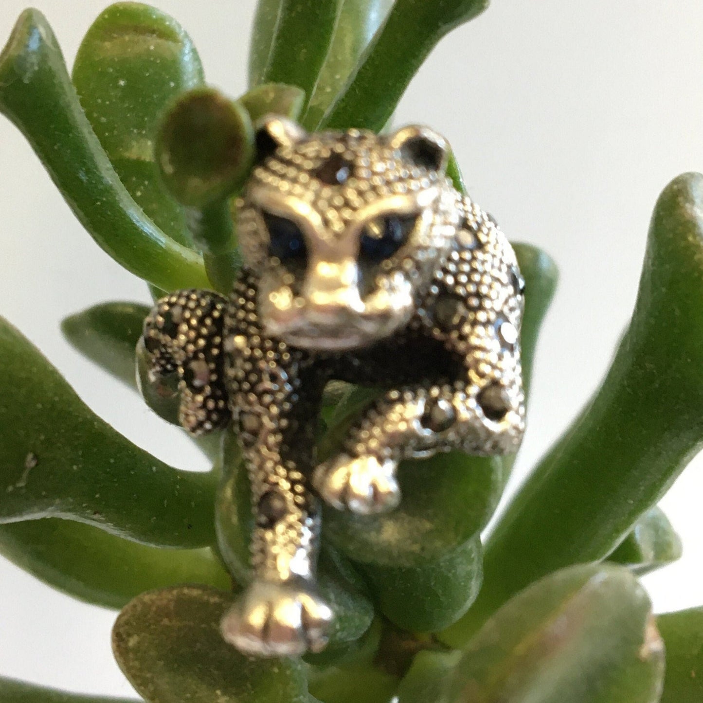 Bague 'panthére', avec incrustation de 2 Saphirs (yeux) et 24 petites pierres facettées, en métal Argent 0.925 ! Belle réalisation, article de seconde main !