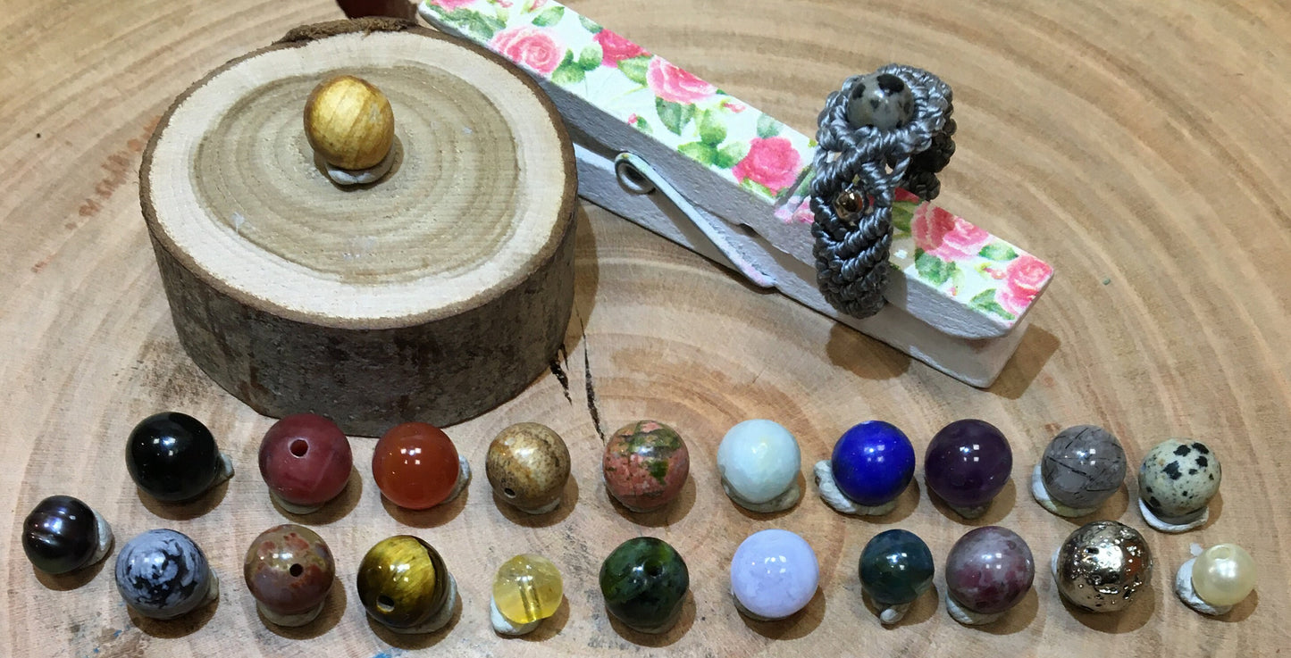 Bague 100% fait main, en fils textiles de coton haute résistance, avec perles de qualité AAA et tailles au choix de 52 à 58, + sur demande (sans changement de prix). Superbes finitions, un travail parfait !