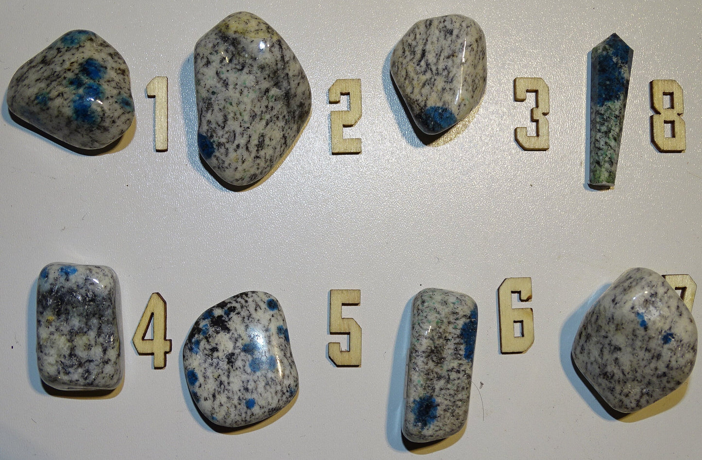 Jaspe K2 - Pierres roulées de 10 à 20 grammes ! Superbes cristaux d'Azurite dans du granit !