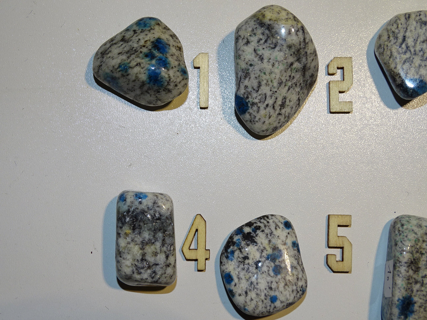 Jaspe K2 - Pierres roulées de 10 à 20 grammes ! Superbes cristaux d'Azurite dans du granit !