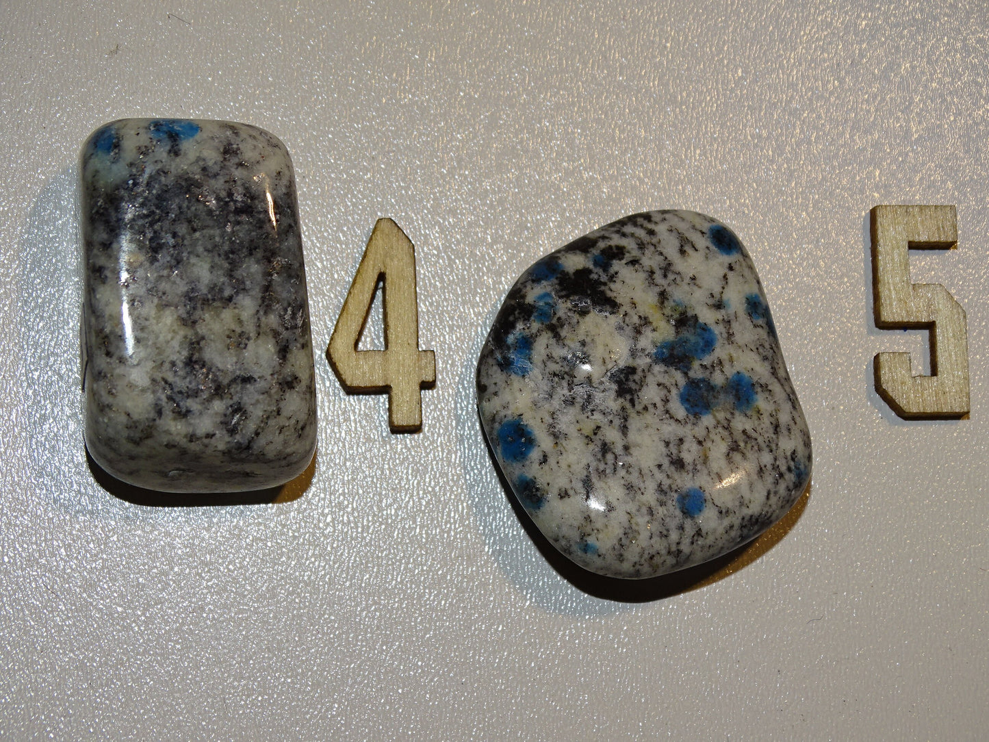 Jaspe K2 - Pierres roulées de 10 à 20 grammes ! Superbes cristaux d'Azurite dans du granit !