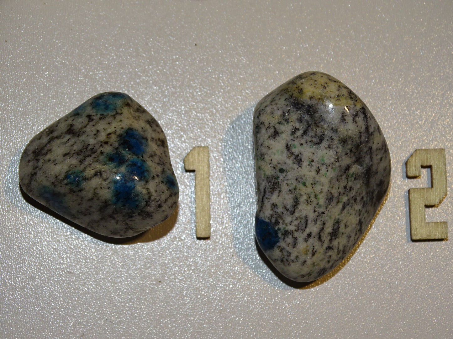 Jaspe K2 - Pierres roulées de 10 à 20 grammes ! Superbes cristaux d'Azurite dans du granit !