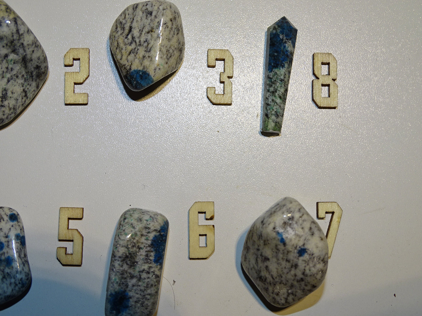 Jaspe K2 - Pierres roulées de 10 à 20 grammes ! Superbes cristaux d'Azurite dans du granit !