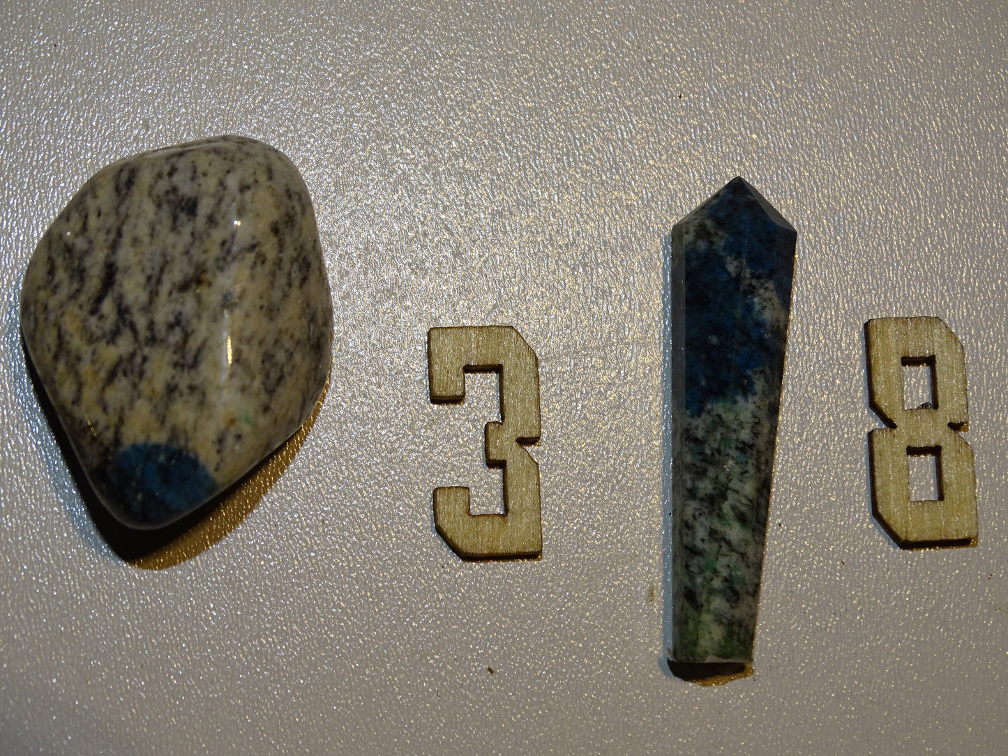 Jaspe K2 - Pierres roulées de 10 à 20 grammes ! Superbes cristaux d'Azurite dans du granit !