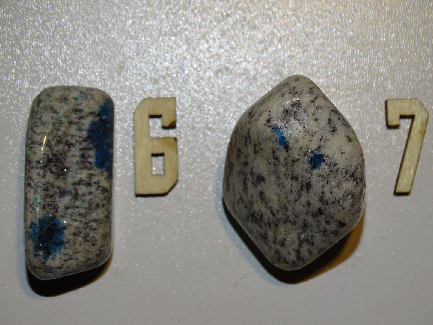 Jaspe K2 - Pierres roulées de 10 à 20 grammes ! Superbes cristaux d'Azurite dans du granit !