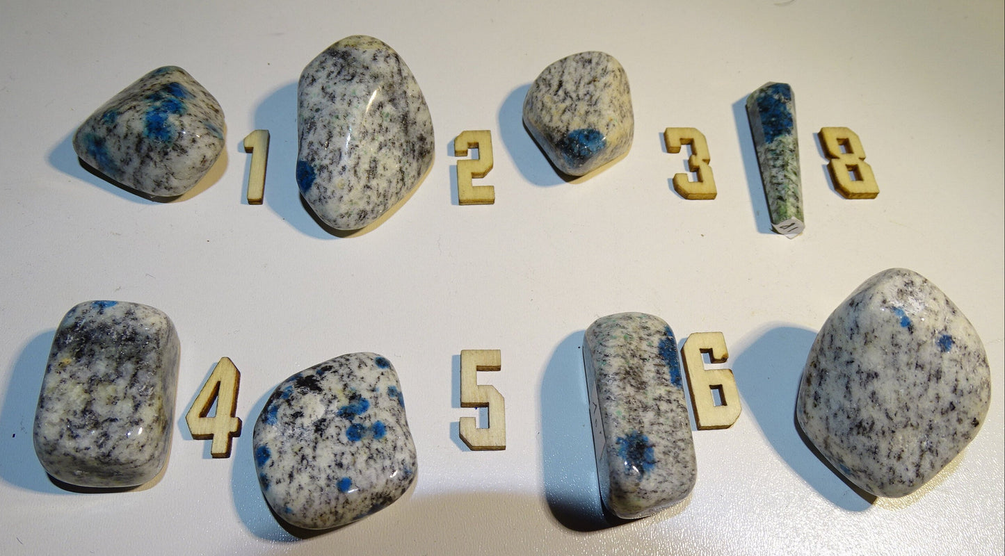 Jaspe K2 - Pierres roulées de 10 à 20 grammes ! Superbes cristaux d'Azurite dans du granit !
