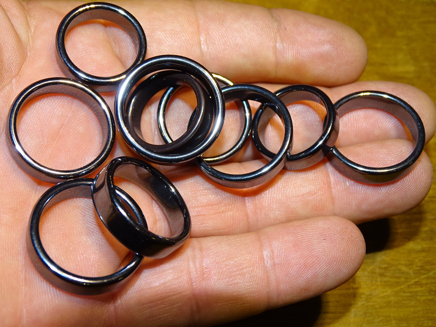 Bague/ Anneau/ Jonc en hématite ou Hématite Arc en ciel, disponible de la taille : 50 fr. à 70. Très belle qualité , vendu à l'unité ou par 2. Le cadeau parfait !