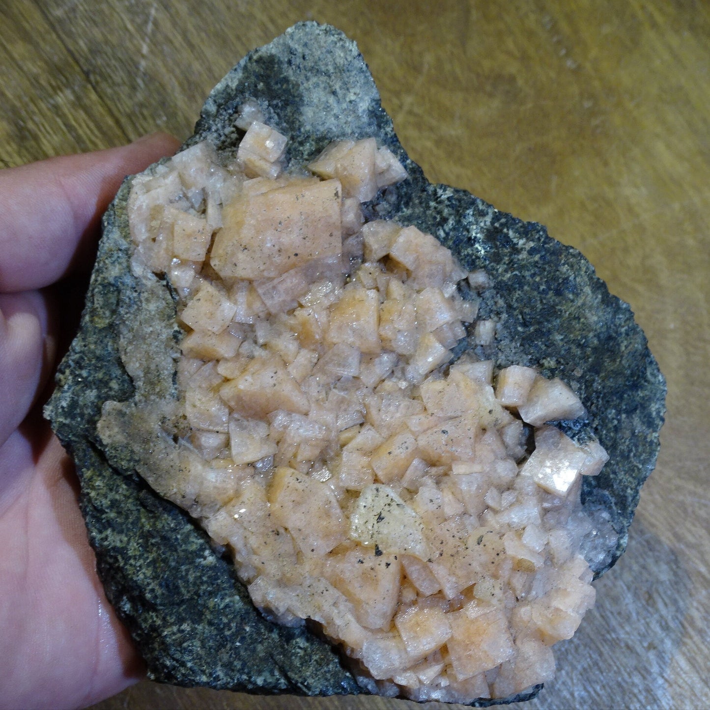 Chabazite, famille des Zéolite – Spécimen brut et naturel de 140 x 140 x 80 mm - 235 grammes !