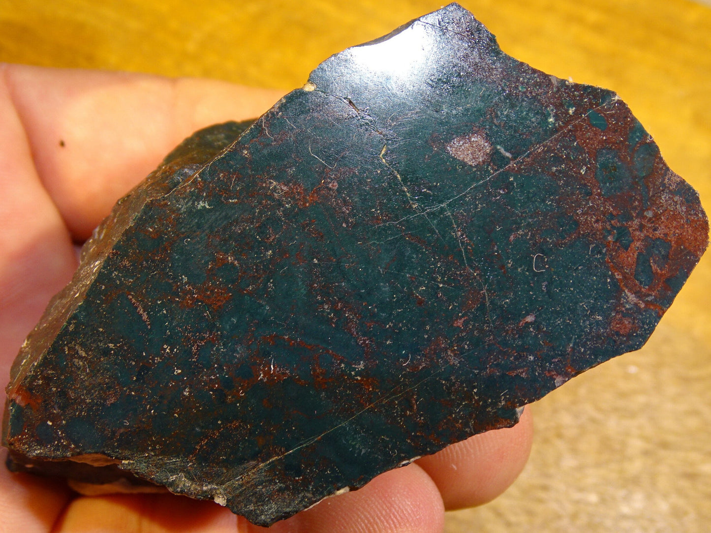 Jaspe Héliotrope - Spécimen brut de 60 grammes - de 70 x 40 x 30mm. Très beau morceau !