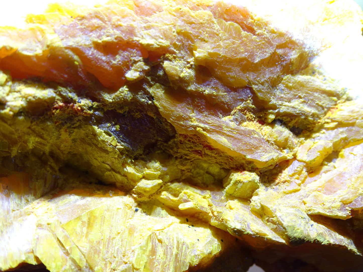 Orpiment, spéciment brut et naturel de 80 x 50 x 30 mm - 40 grammes. Magnifique pièce pour exposition, lithothérapie, collection !