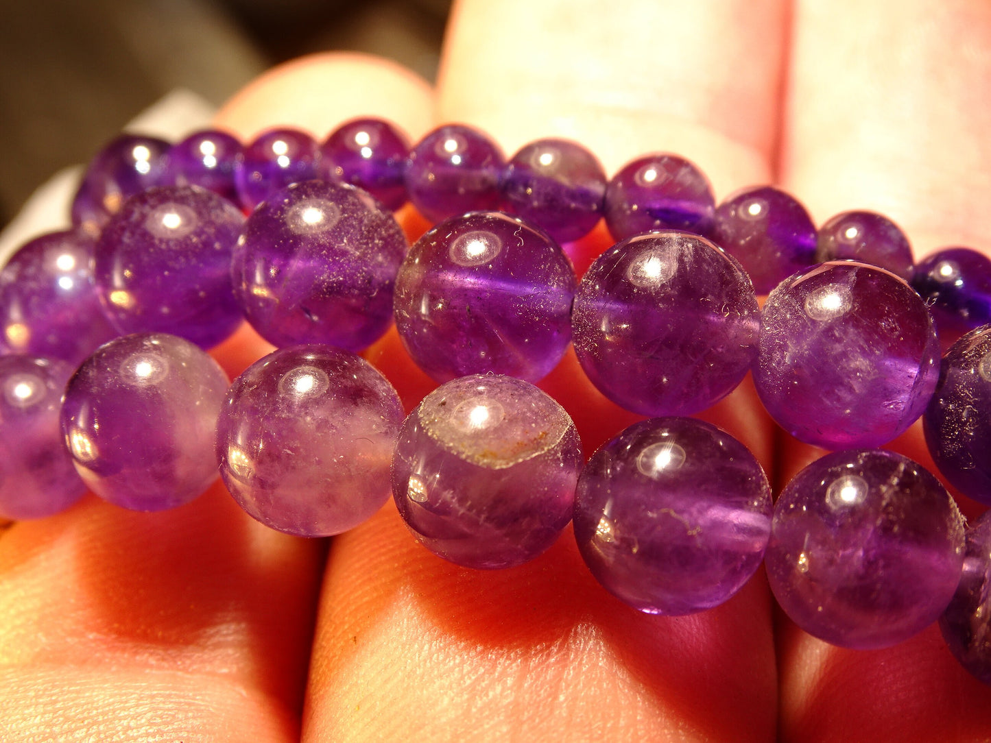 Améthyste, perles rondes de 6, 8 ou 10 mm, vendu : en fil de perle 38/39cm, en bracelet de 17 à 21cm, en collier de 45 ou sautoir de 60cm. Qualité AA à AAA, superbe qualité !