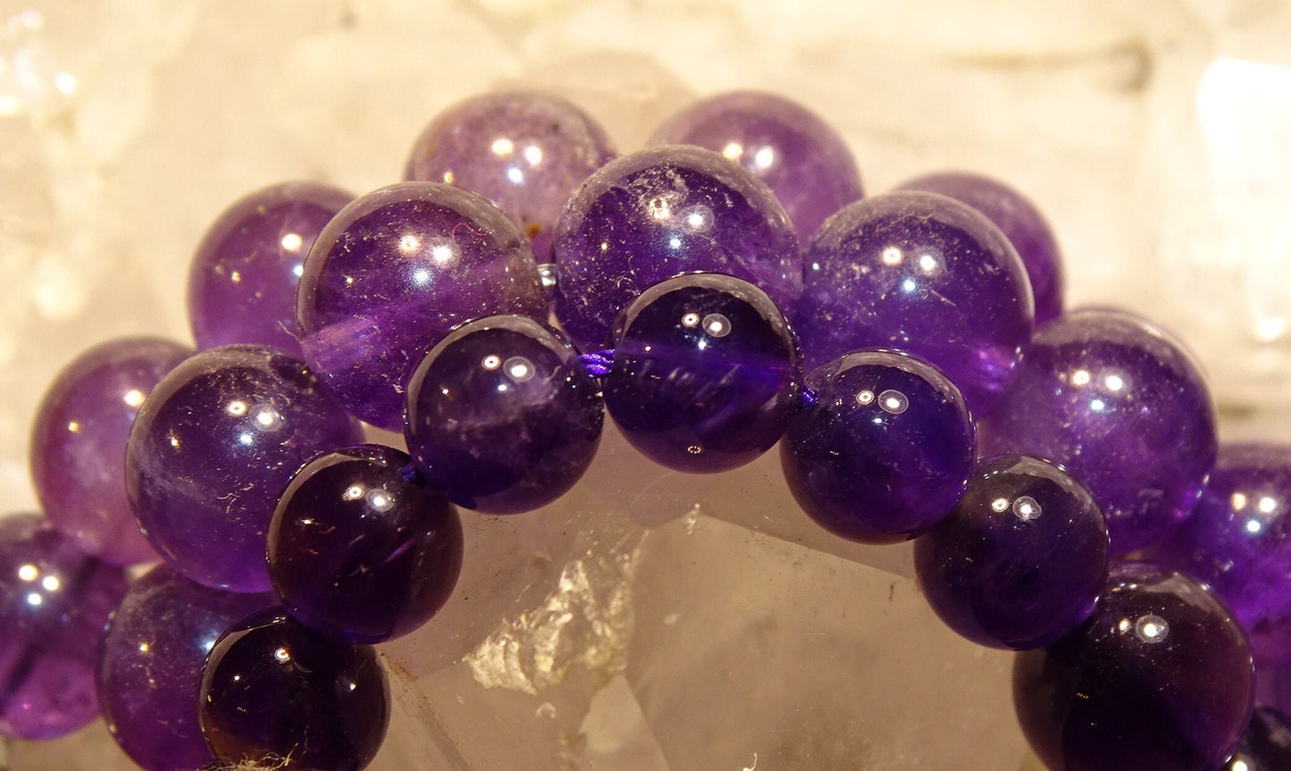 Améthyste, perles rondes de 6, 8 ou 10 mm, vendu : en fil de perle 38/39cm, en bracelet de 17 à 21cm, en collier de 45 ou sautoir de 60cm. Qualité AA à AAA, superbe qualité !