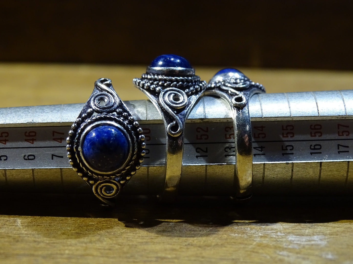 Bague en lapis lazuli, en laiton couleur Argent. Superbe pierre au bleu pharaon ! Réglable de la taille 54 à 60 Fr.