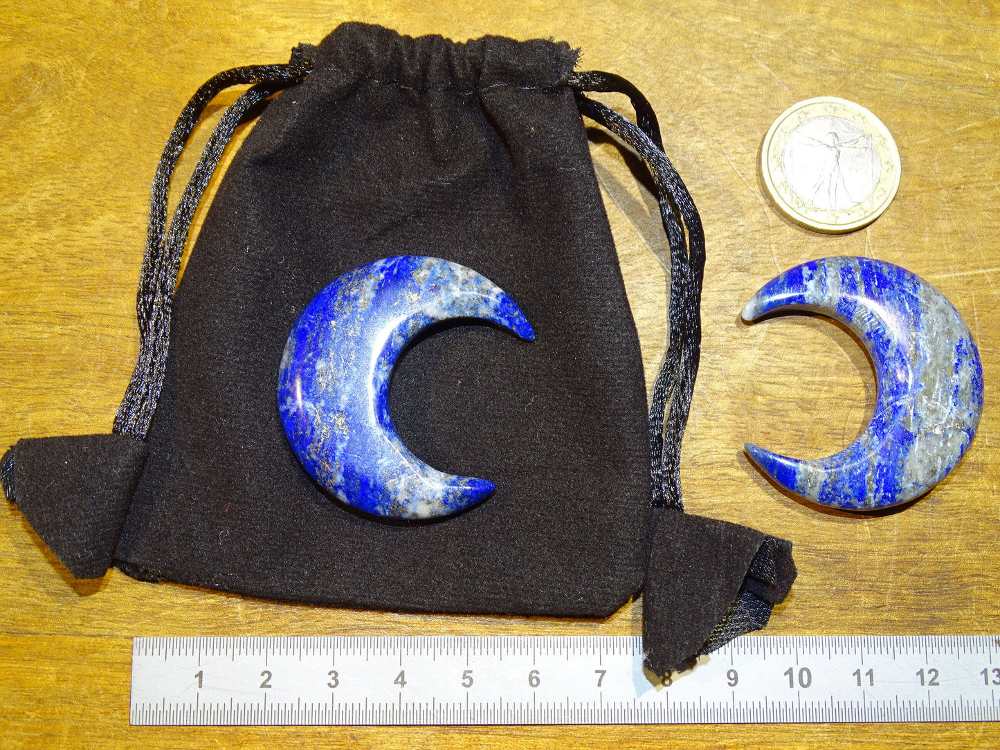 Sélection de 'croissant de Lune' en pierre : Cristal de roche, Quartz rose, Amethyste, Lapis lazuli. De 4 x 3 x 1 centimètres, 15 grammes. Très belles finitions, parfait !