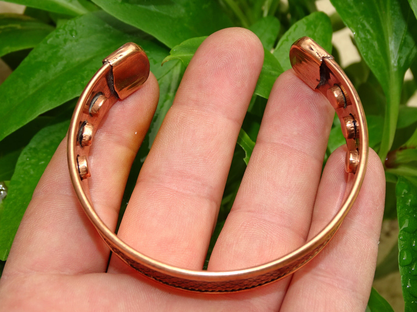 Bracelet magnétique de type 'Manchette' de 2 cm de largeur, fait en cuivre, avec gravure de la Fleur de vie. 3 aimants sont présents de chaque côté pour communiquer avec les Méridiens !