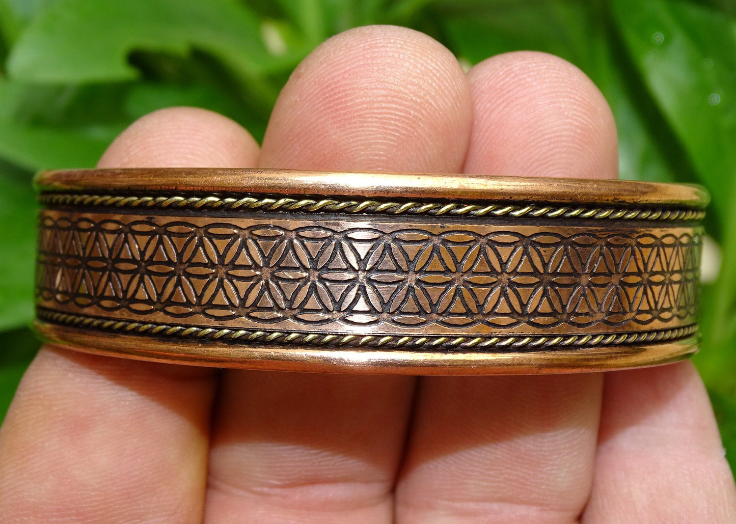 Bracelet magnétique de type 'Manchette' de 2 cm de largeur, fait en cuivre, avec gravure de la Fleur de vie. 3 aimants sont présents de chaque côté pour communiquer avec les Méridiens !