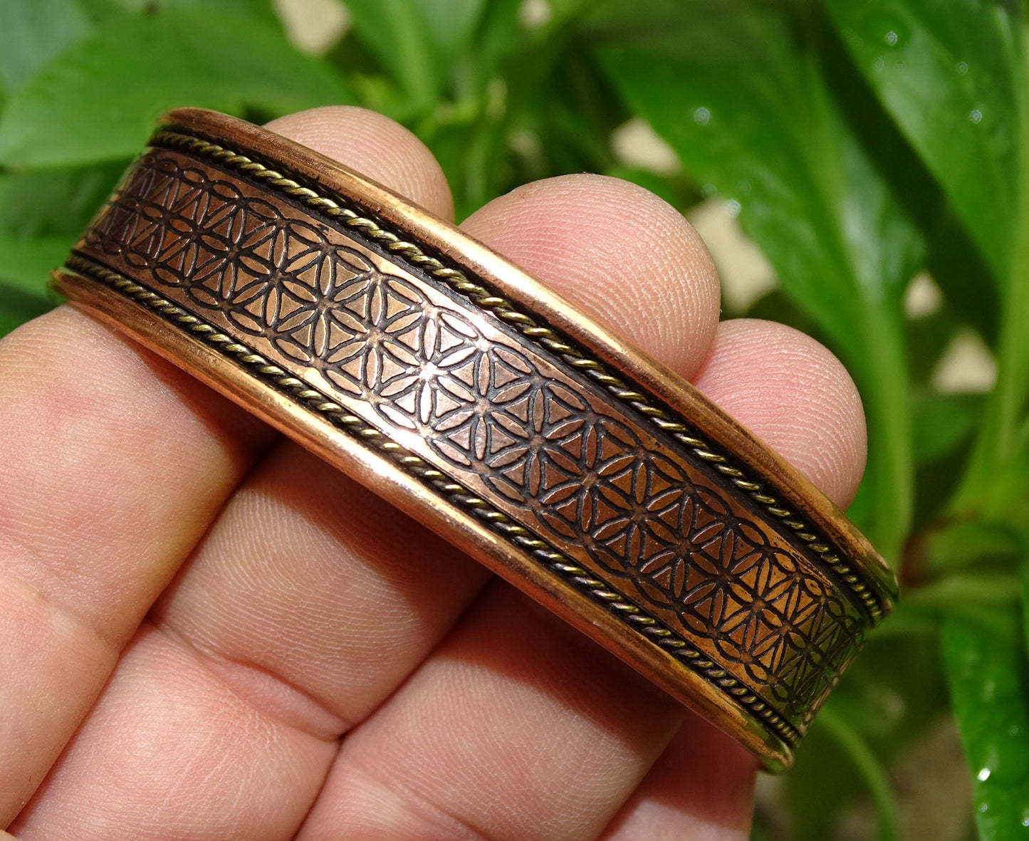 Bracelet magnétique de type 'Manchette' de 2 cm de largeur, fait en cuivre, avec gravure de la Fleur de vie. 3 aimants sont présents de chaque côté pour communiquer avec les Méridiens !