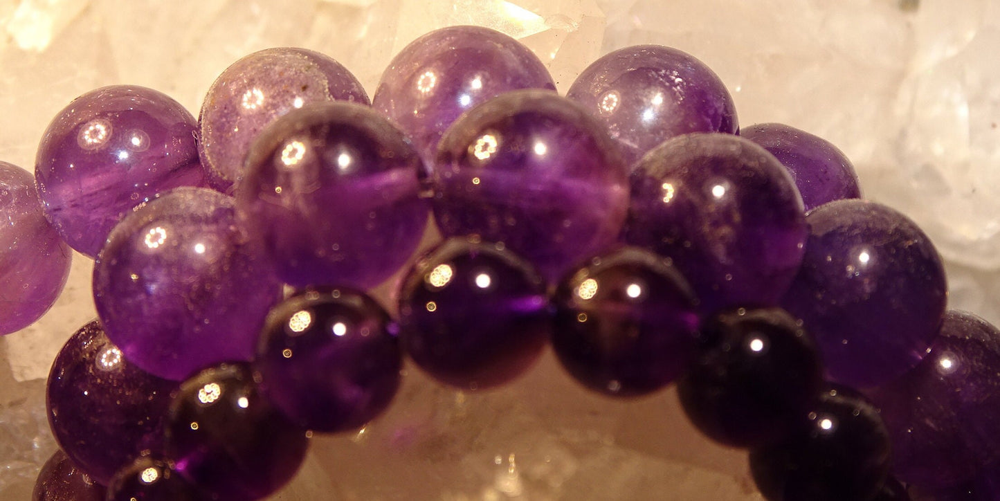 Améthyste, perles rondes de 6, 8 ou 10 mm, vendu : en fil de perle 38/39cm, en bracelet de 17 à 21cm, en collier de 45 ou sautoir de 60cm. Qualité AA à AAA, superbe qualité !