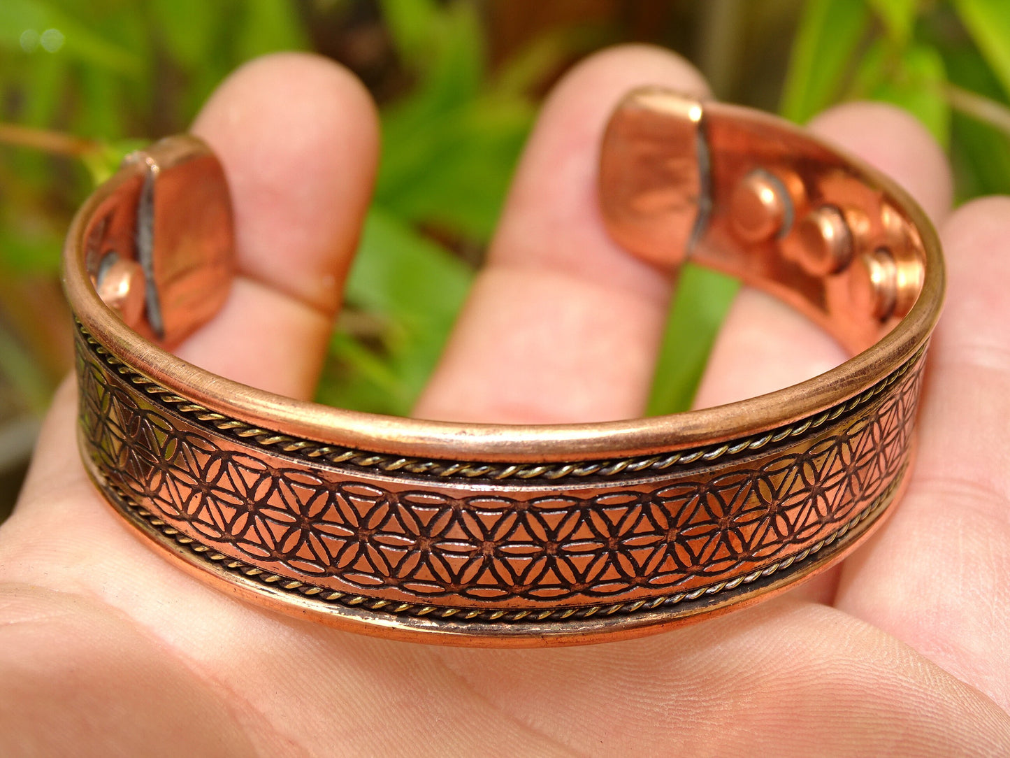 Bracelet magnétique de type 'Manchette' de 2 cm de largeur, fait en cuivre, avec gravure de la Fleur de vie. 3 aimants sont présents de chaque côté pour communiquer avec les Méridiens !