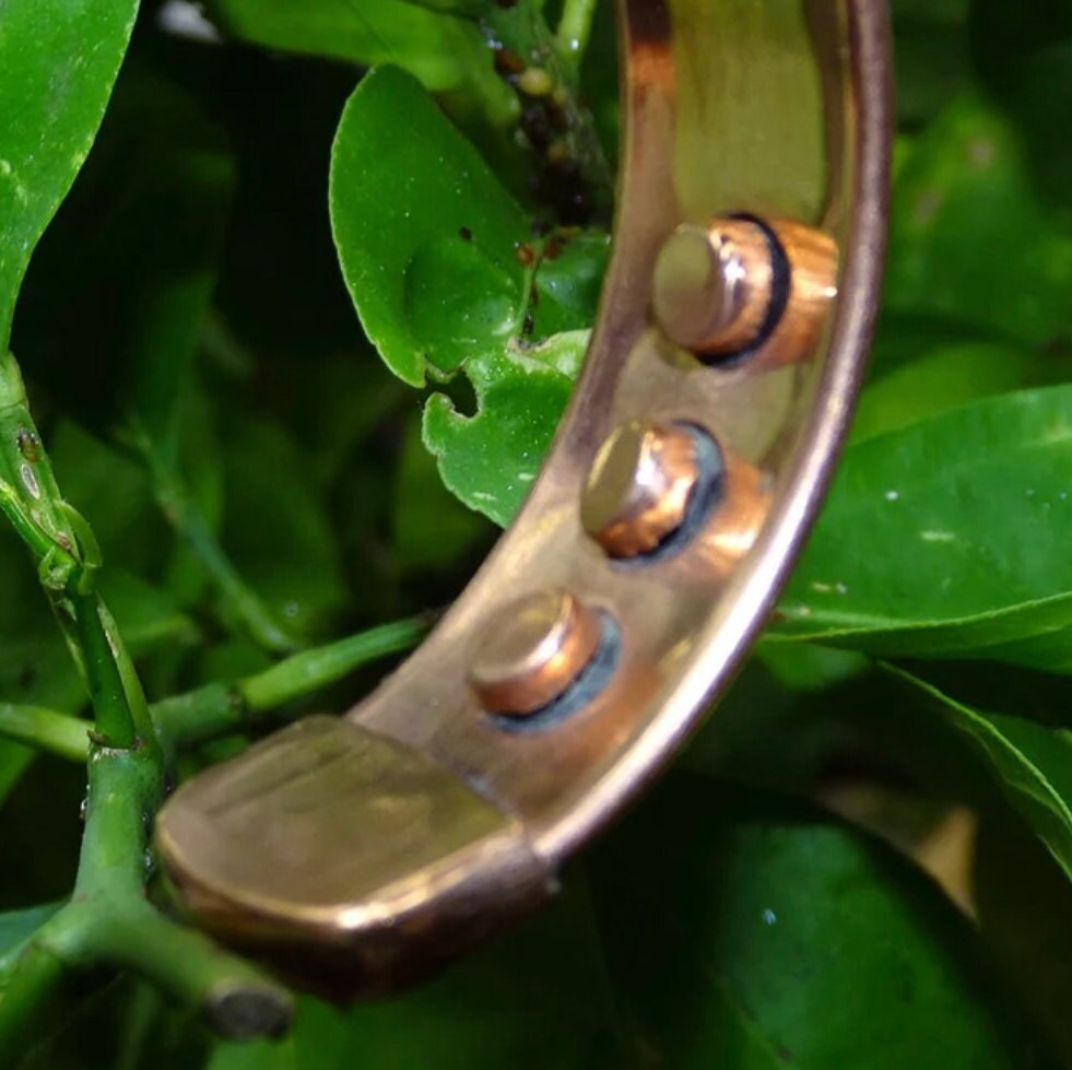 Bracelet magnétique de type 'Manchette' de 2 cm de largeur, fait en cuivre, avec gravure de la Fleur de vie. 3 aimants sont présents de chaque côté pour communiquer avec les Méridiens !