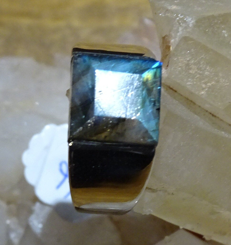 Bague/ chevalière qualité supérieure "Homme ou Femme", en Labradorite bleue, en Argent 0,925, taille disponible de 60 à 74 Fr. superbe cabochon serti d’un bleu envoutant et fascinant. Parfait !