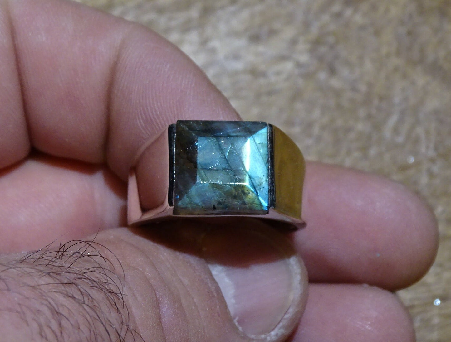 Bague/ chevalière qualité supérieure "Homme ou Femme", en Labradorite bleue, en Argent 0,925, taille disponible de 60 à 74 Fr. superbe cabochon serti d’un bleu envoutant et fascinant. Parfait !