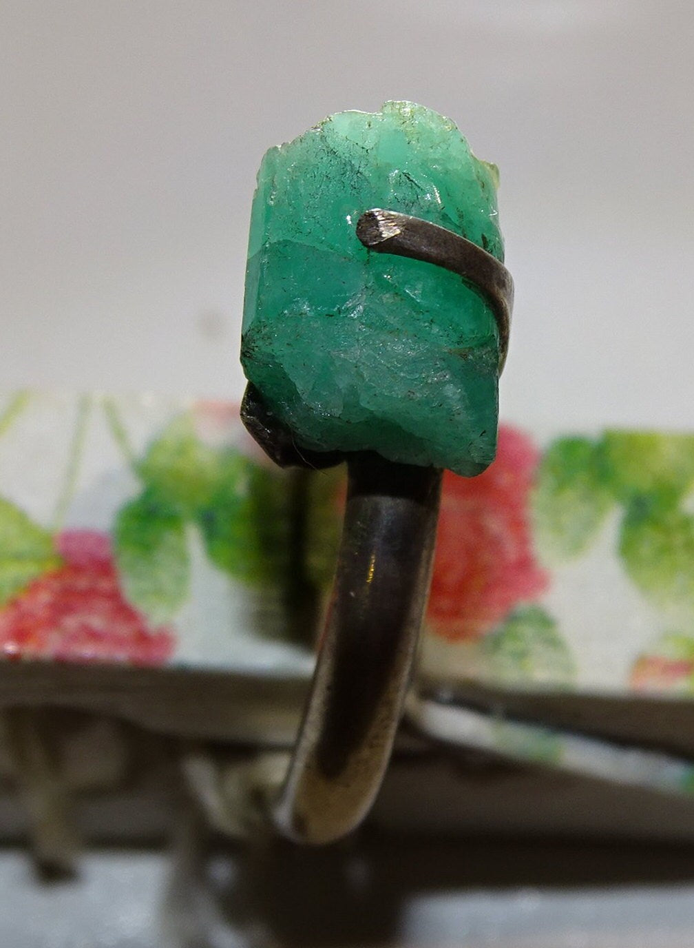 Bague en Emeraude fabriqué en Argent 0.925. Pierre brute en provenance de Colombie, les plus belles du monde ! Réglable de la taille 56 Fr.