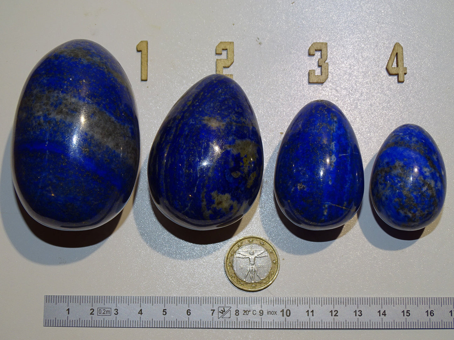 Sélection d'oeufs en Lapis lazuli de 4,3 à 7,5 centimètres de diamètre. Très belle qualité, parfait pour la lithothérapie, collection, exposition... !