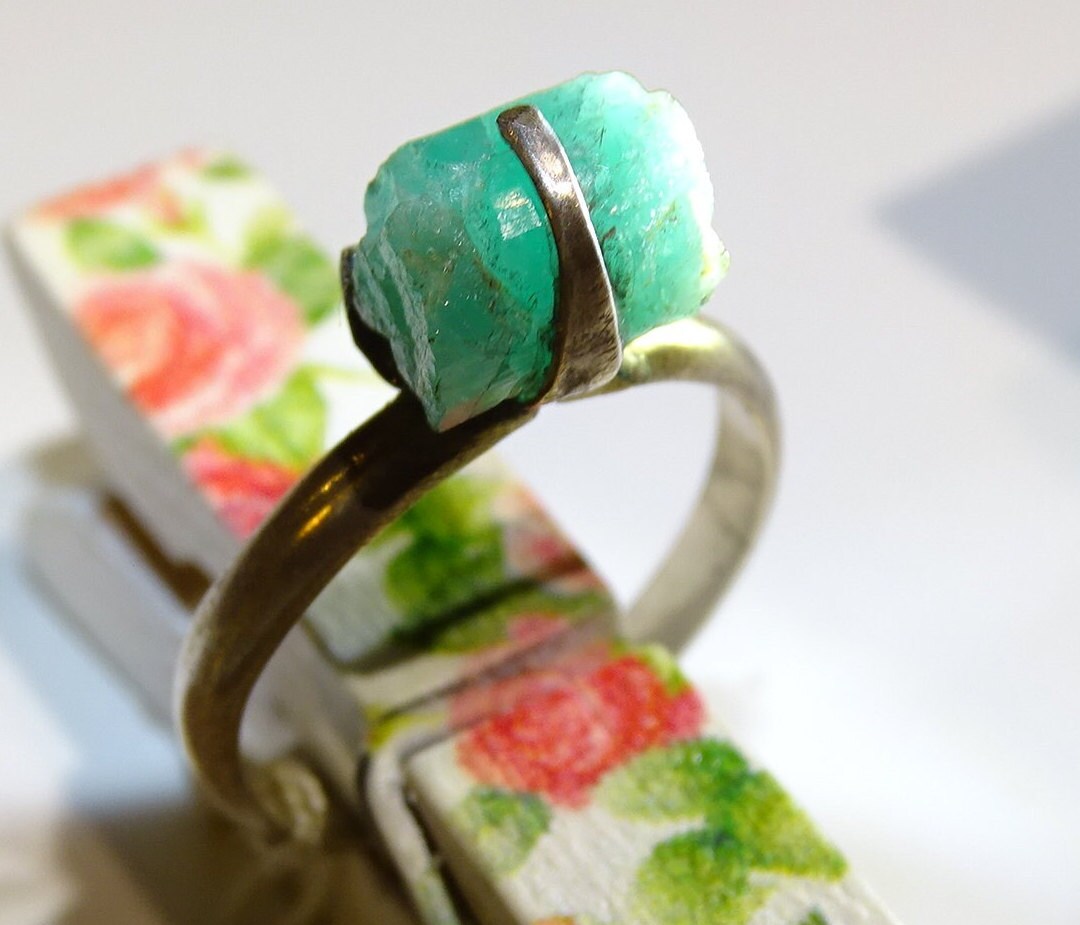 Bague en Emeraude fabriqué en Argent 0.925. Pierre brute en provenance de Colombie, les plus belles du monde ! Réglable de la taille 56 Fr.