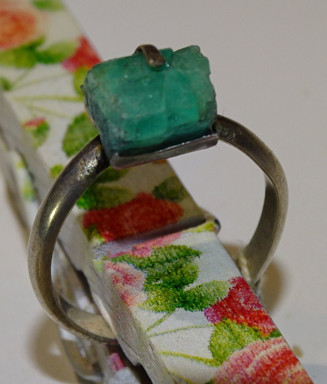Bague en Emeraude fabriqué en Argent 0.925. Pierre brute en provenance de Colombie, les plus belles du monde ! Réglable de la taille 56 Fr.