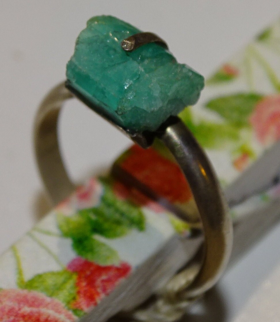 Bague en Emeraude fabriqué en Argent 0.925. Pierre brute en provenance de Colombie, les plus belles du monde ! Réglable de la taille 56 Fr.