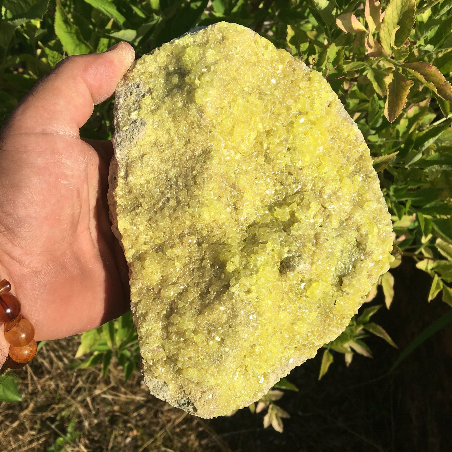 Soufre cristallisé, druse naturelle de 200 x 150 x 70 mm - 1 295 grammes environ. Une merveille de la nature !