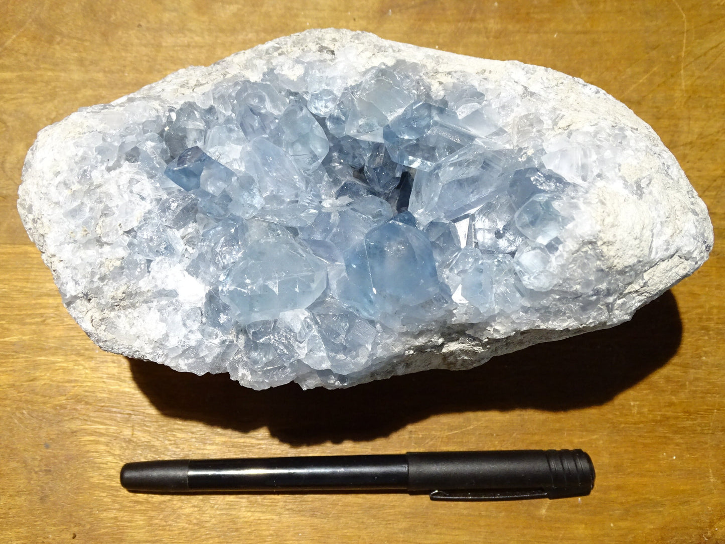 Célestite/ Célestine ou Quartz Bleu, géode de 2,274 kilogrammes, 17 x 10,3 x 9,5 centimètres. Superbe qualité, parfait pour vos collections, expositions...