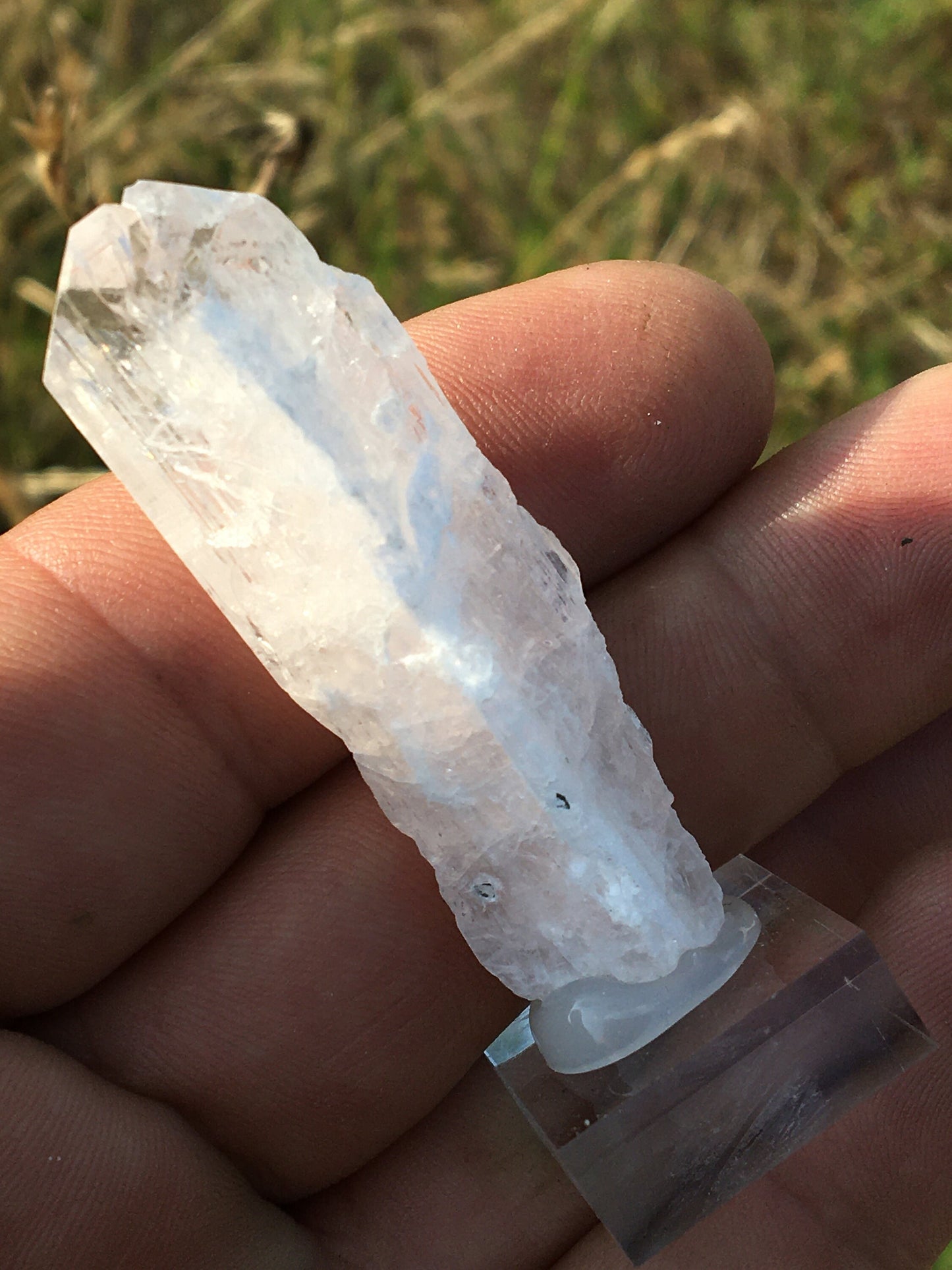 Damburite, 2 belles pièces sur socle de 50 x 25 x 10mm - 20 grammes. Parfait en collection, bijouterie, exposition...