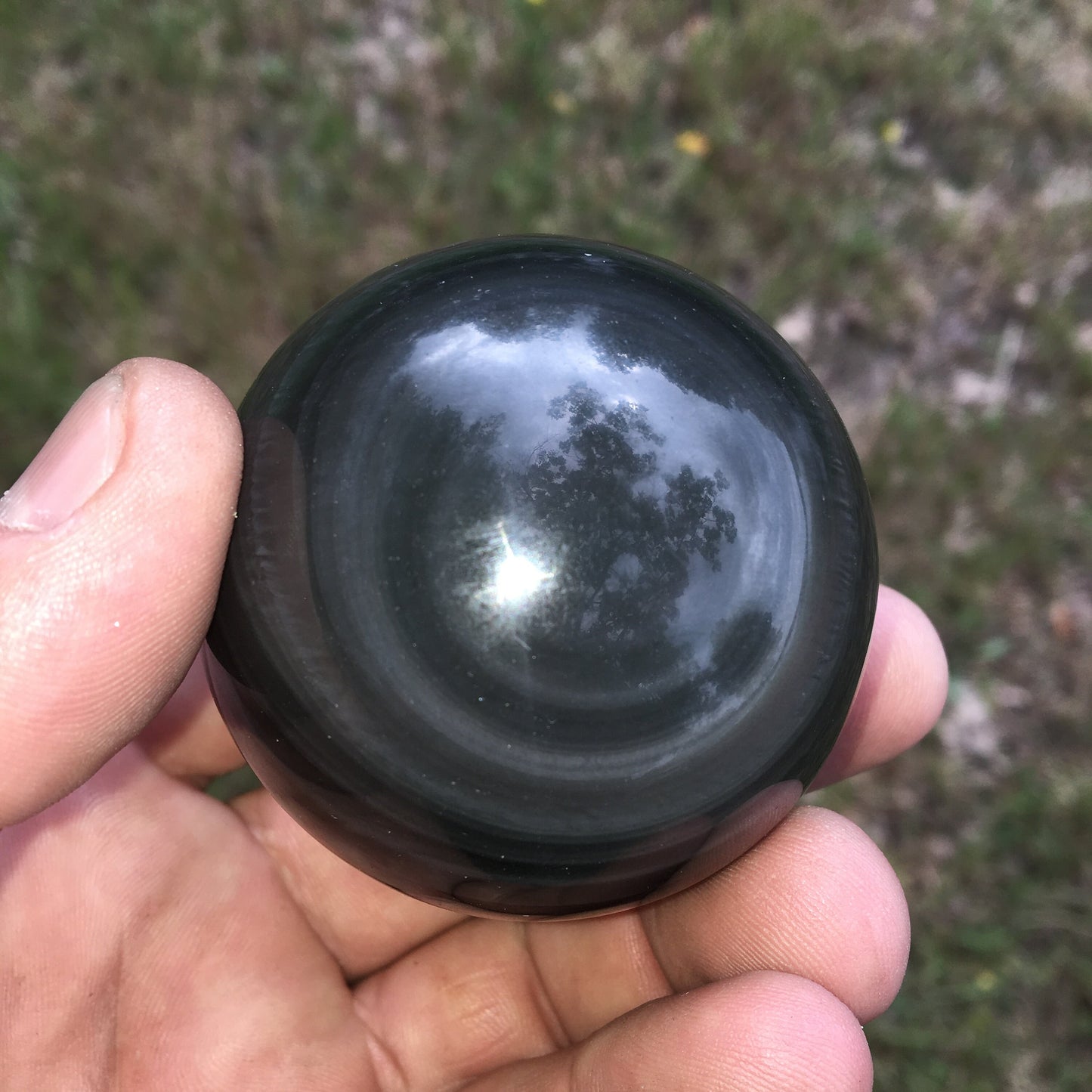 Sphère en Obsidienne 'Oeil Céleste', pièce unique de 65 millimètres - 232 grammes. La pierre des Mayas, hypnotisant et envoûtant ! Parfait pour la lithothérapie, collection, exposition...!