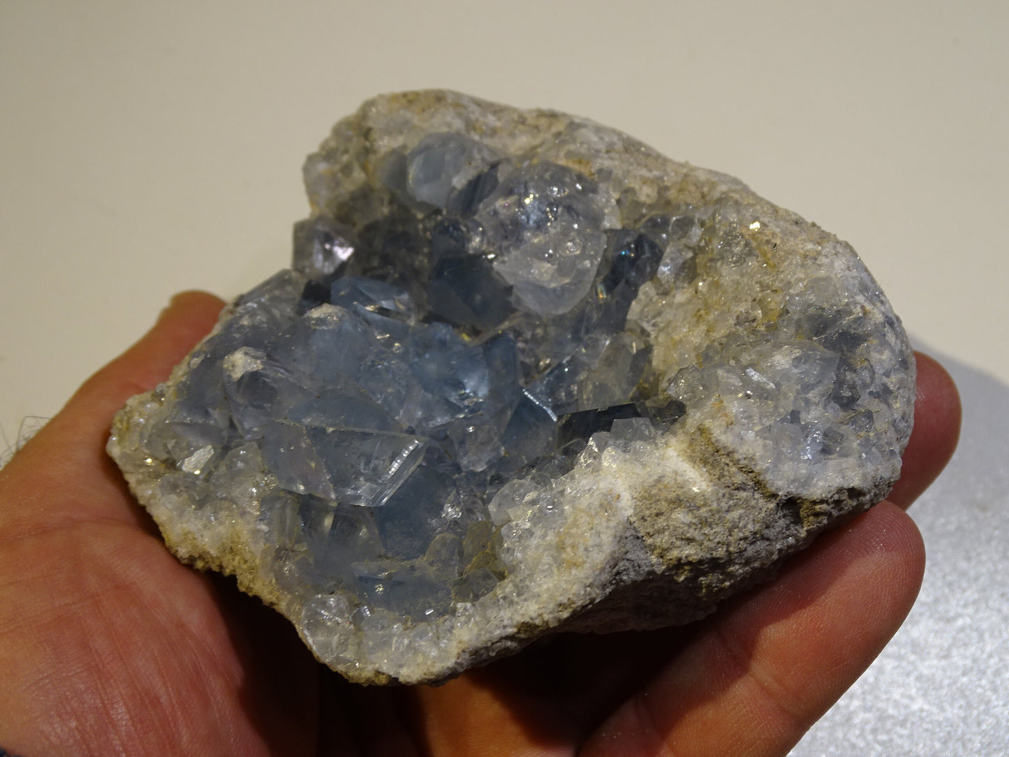 Célestite/ Célestine ou Quartz Bleu, géode de 817 grammes, 105 x 95 x 60 millimètres. Superbe qualité, parfait pour vos collections, expositions...
