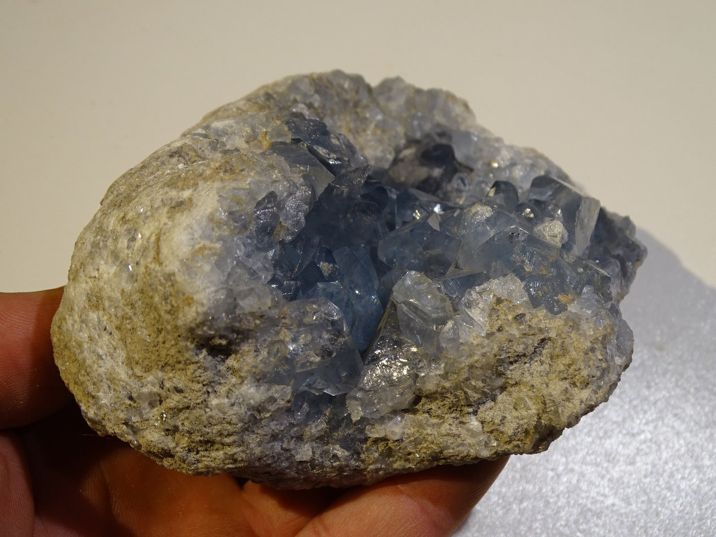 Célestite/ Célestine ou Quartz Bleu, géode de 817 grammes, 105 x 95 x 60 millimètres. Superbe qualité, parfait pour vos collections, expositions...