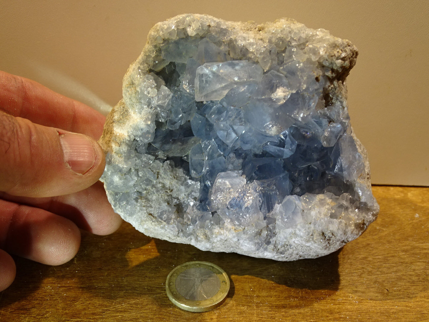 Célestite/ Célestine ou Quartz Bleu, géode de 817 grammes, 105 x 95 x 60 millimètres. Superbe qualité, parfait pour vos collections, expositions...