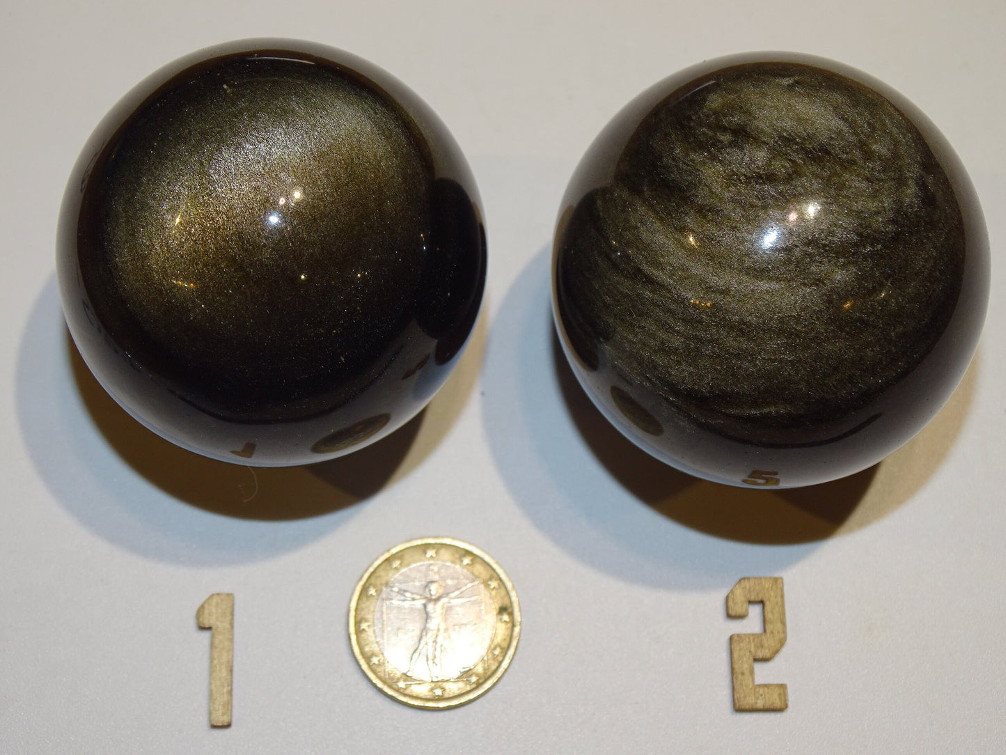 Sélection de 2 sphères en Obsidienne doré, de 53 et 56 millimètres - 130 et 160 grammes. Une pierre naturellement belle ! Parfait pour la lithothérapie, collection, exposition...!