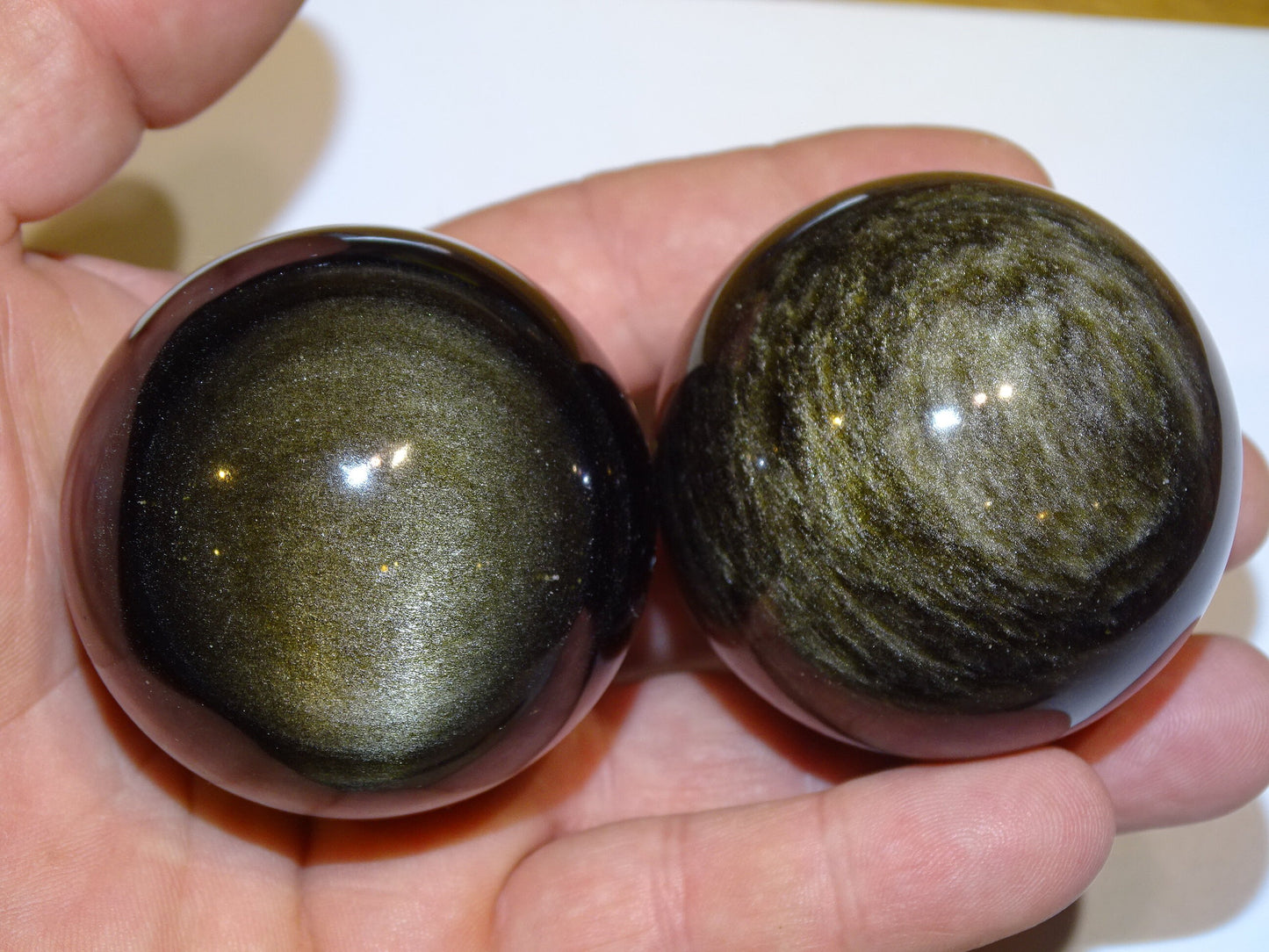 Sélection de 2 sphères en Obsidienne doré, de 53 et 56 millimètres - 130 et 160 grammes. Une pierre naturellement belle ! Parfait pour la lithothérapie, collection, exposition...!