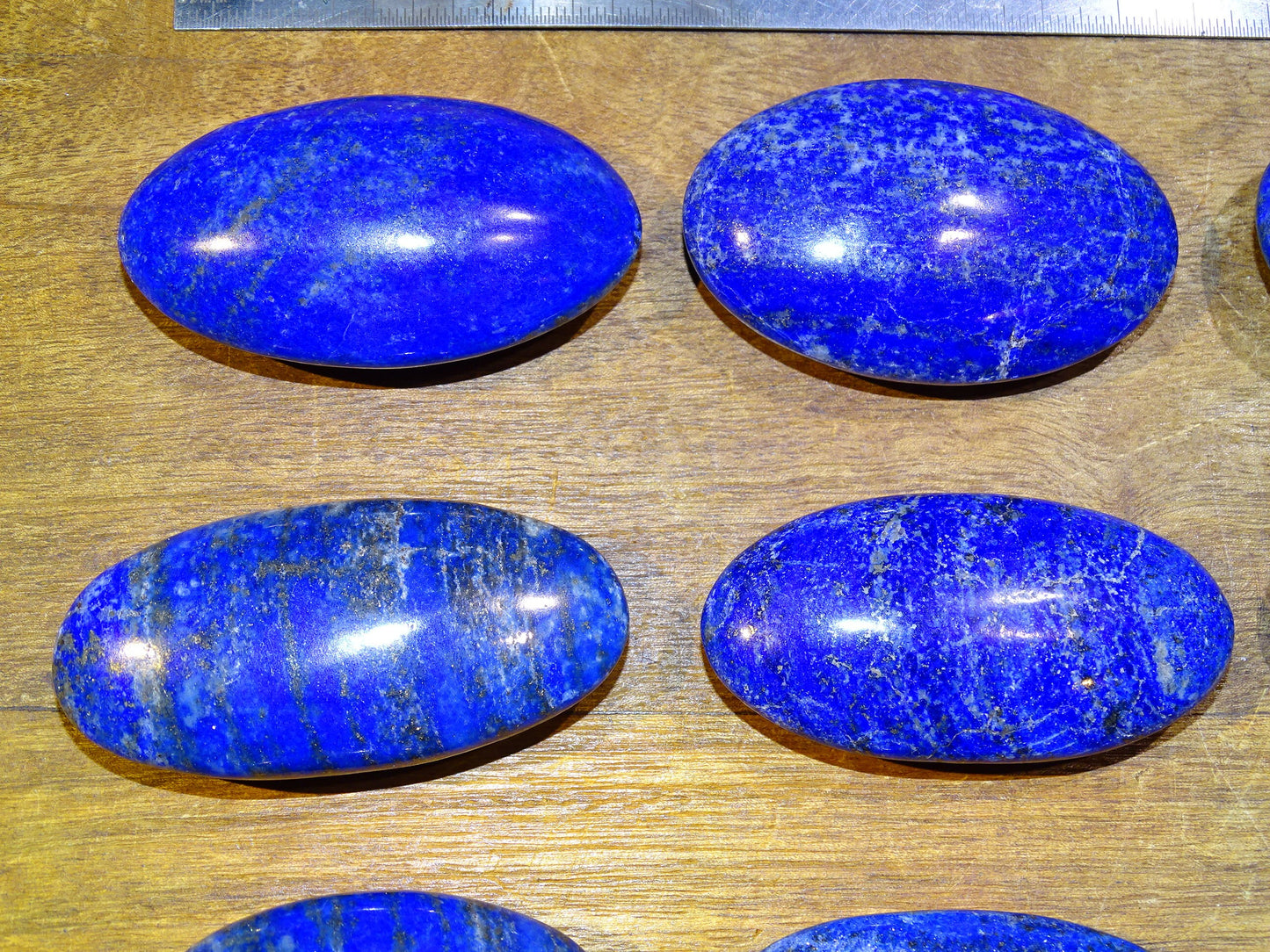 Lapis lazuli, Sélection de galets au choix, de 6x4x1,5 cm. Format adéquat pour massages. Un bleu envoûtant et fascinant, pierre des pharaons !