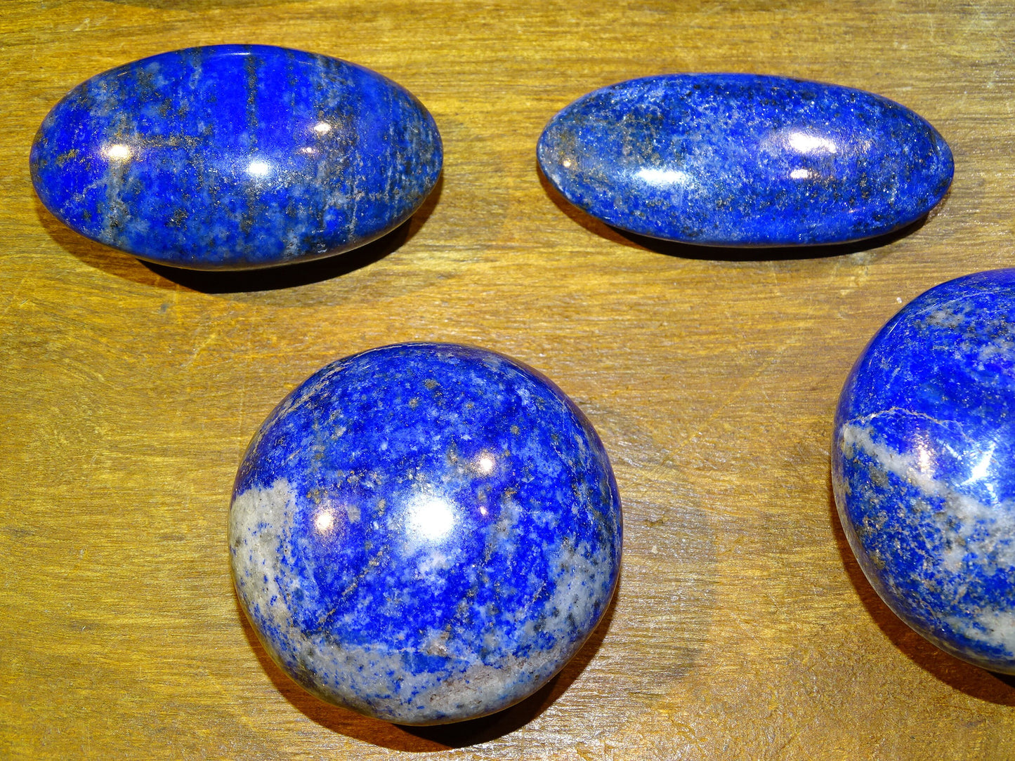 Lapis lazuli, Sélection de galets au choix, de 6x4x1,5 cm. Format adéquat pour massages. Un bleu envoûtant et fascinant, pierre des pharaons !