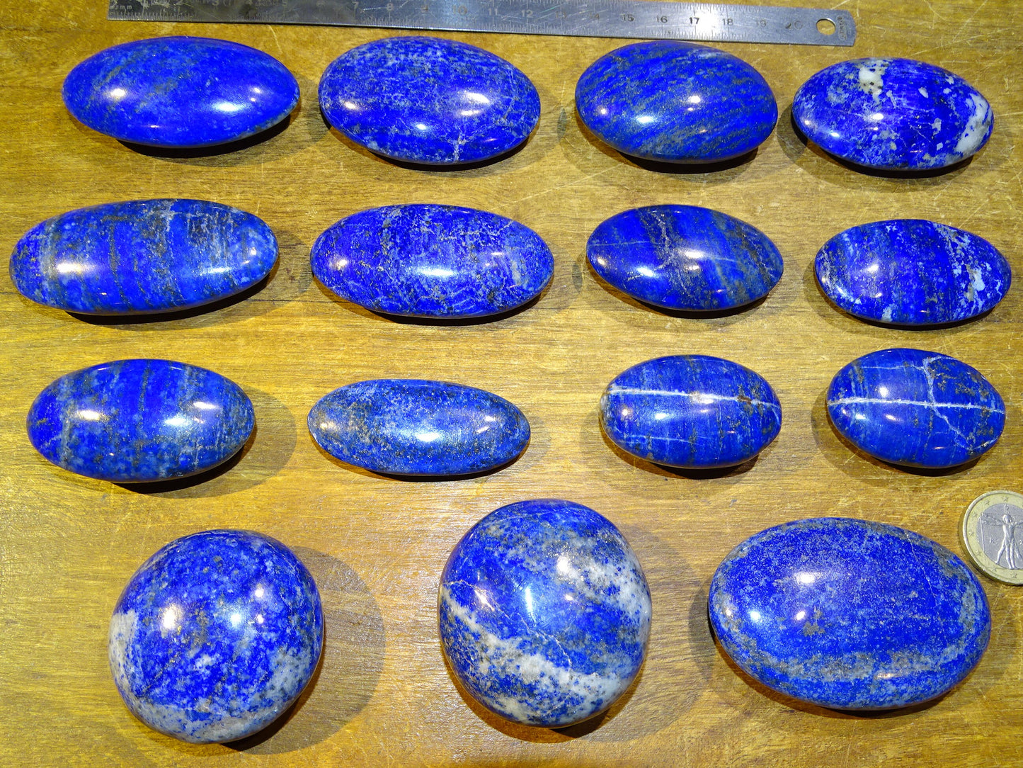 Lapis lazuli, Sélection de galets au choix, de 6x4x1,5 cm. Format adéquat pour massages. Un bleu envoûtant et fascinant, pierre des pharaons !