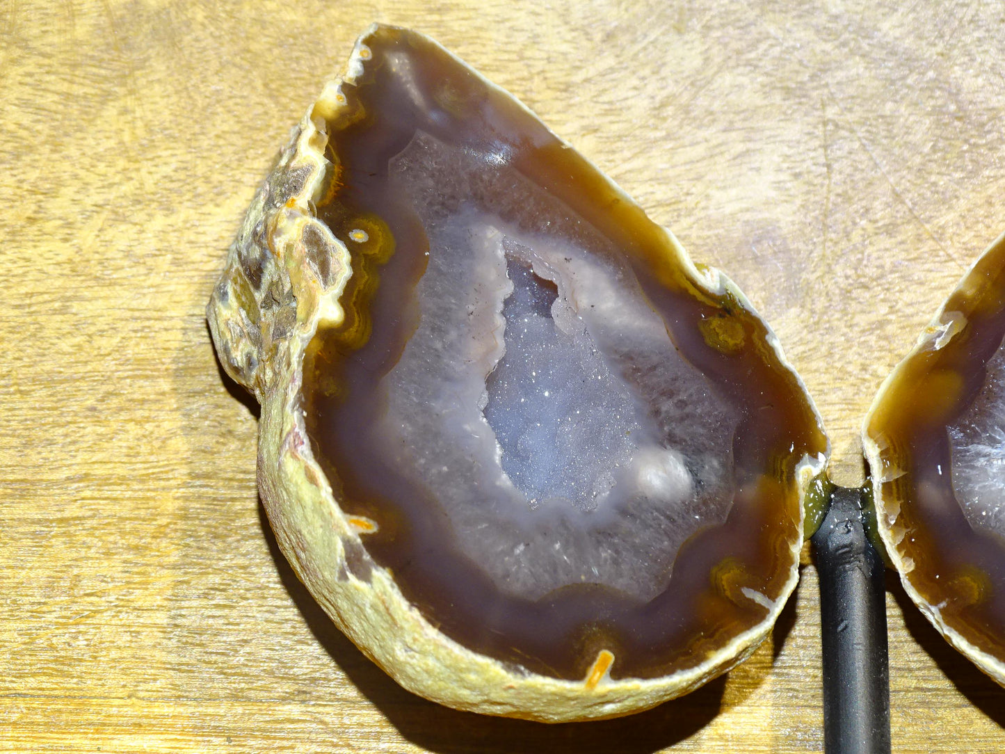 Agate, géode 'papillon' en 2 parties (sur socle dédié) de 150x 95 x 38 millimètres - 731 milligrammes. Superbe qualité, incroyables effets positifs pour vos collections, expositions...