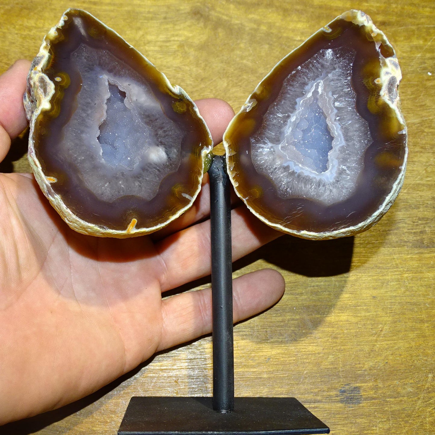 Agate, géode 'papillon' en 2 parties (sur socle dédié) de 150x 95 x 38 millimètres - 731 milligrammes. Superbe qualité, incroyables effets positifs pour vos collections, expositions...